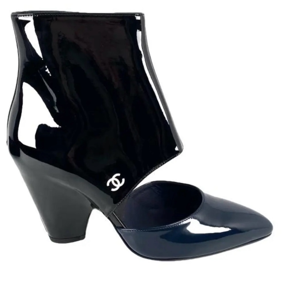 CHANEL Interlocking CC Logo Black and Navy Patent Leather Heeled Boots